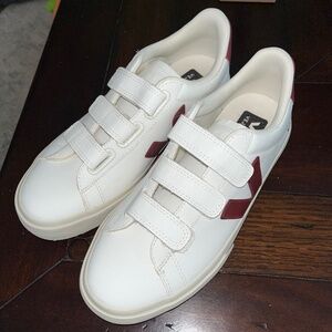 Veja: Recife Chromefree Leather White Marsala